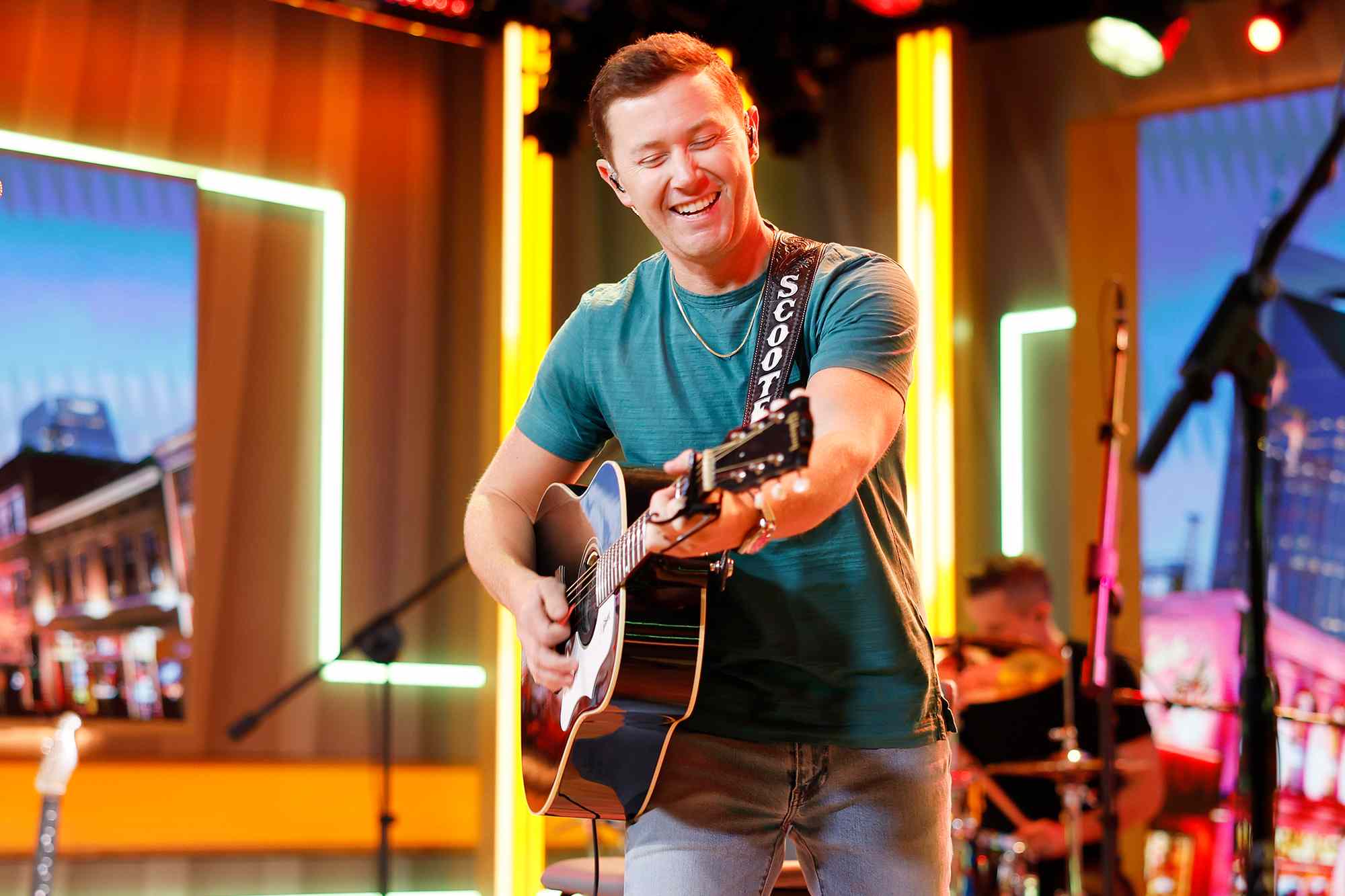 Crowd at a Scotty McCreery show